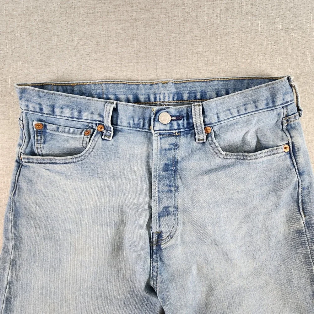 Levis 501 Original Fit Jeans Men 32x33 Light Wash Blue Denim Button Fly Straight